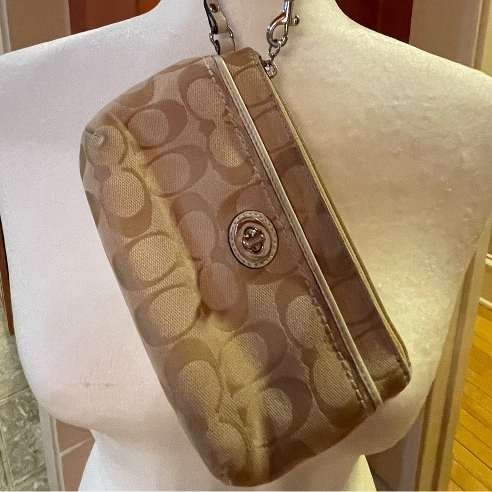 Pre-owned white Coach wristlet.